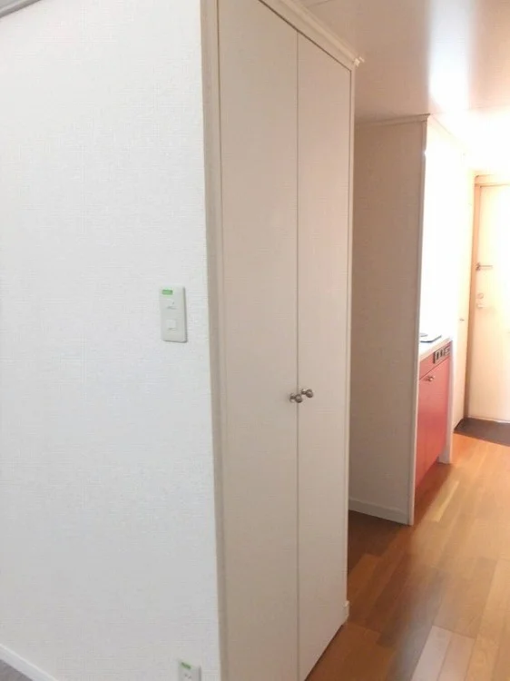廊下のクローゼットの内側には姿見が付いています！