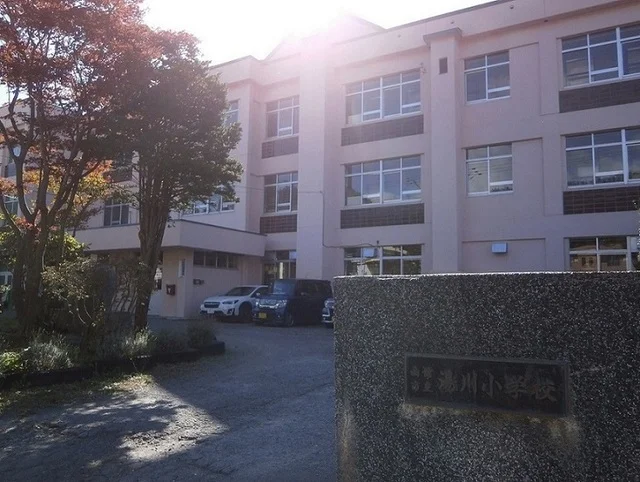 函館市立 湯川小学校まで2900m