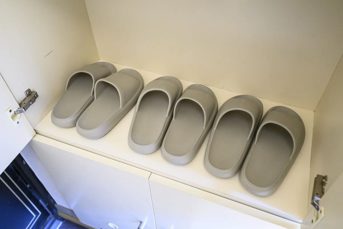 室内用のスリッパをご用意。靴を脱いでリラックスしてお過ごしいただけます
