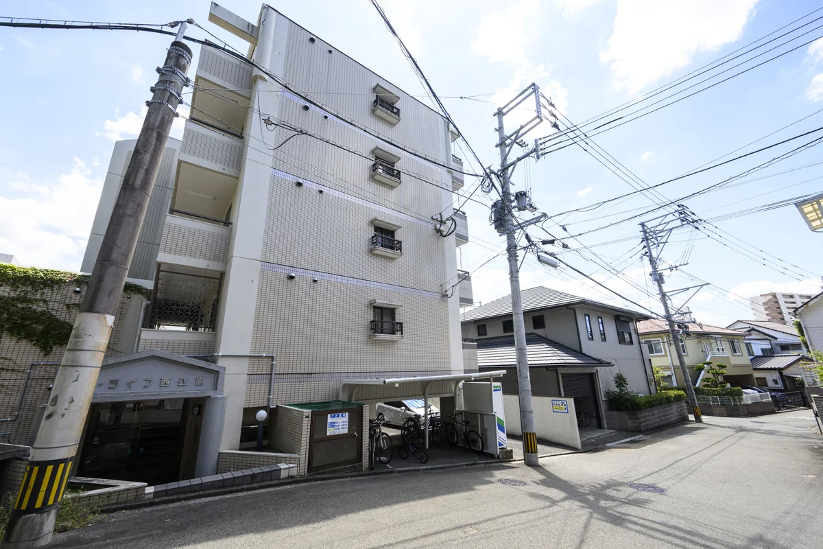 閑静な環境に位置する、落ち着いた雰囲気のマンションです