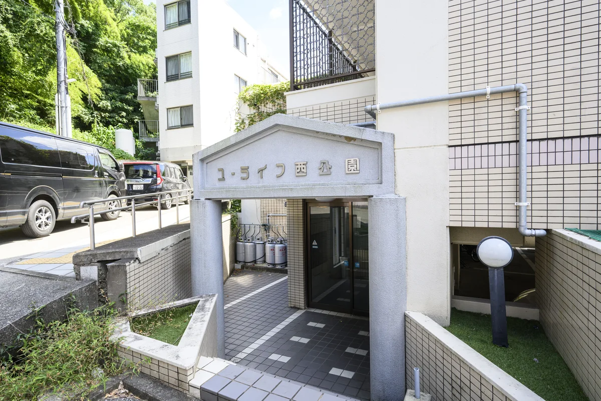 こちらが当物件のエントランスです。お越しの際はこちらを目印にしてください