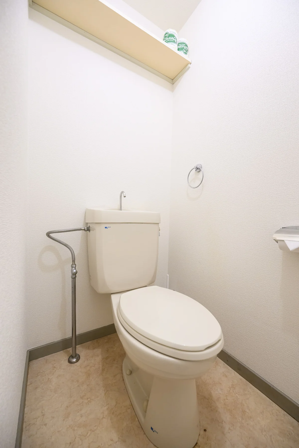 白を基調とした、清潔感のあるシンプルなトイレスペース