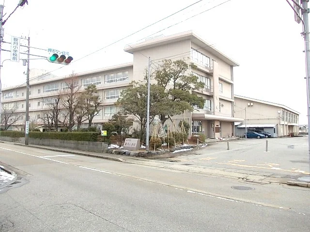 鞍月小学校まで850m