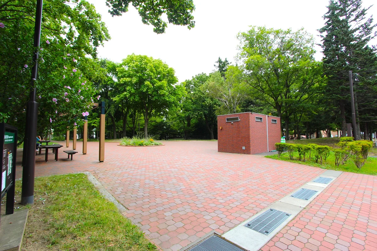 道路向かいは永山記念公園　徒歩1分