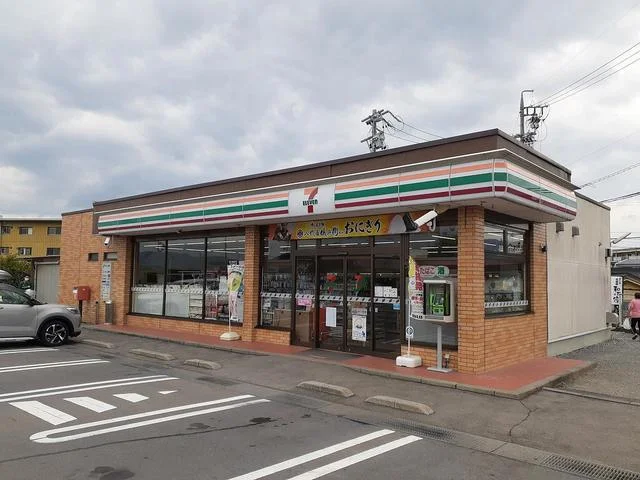 セブンイレブン上田芳田店まで550m