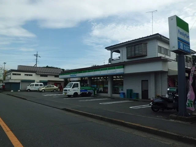 ファミリーマートまで1300m