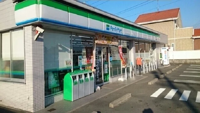 ファミリーマート様まで700m