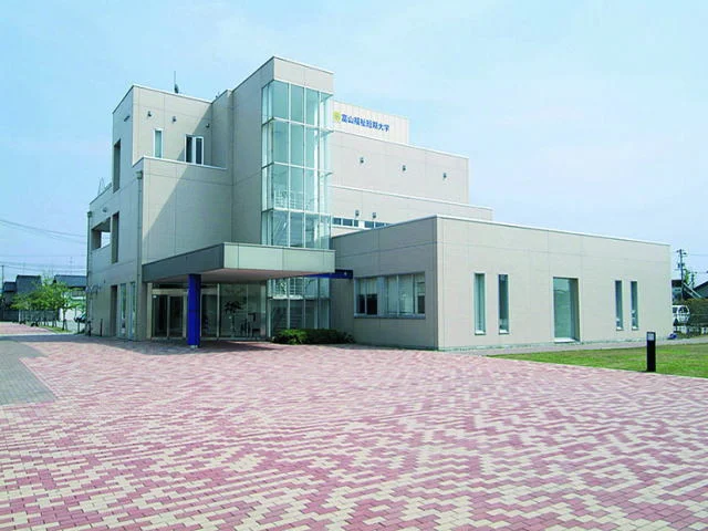 富山福祉短期大学まで1900m