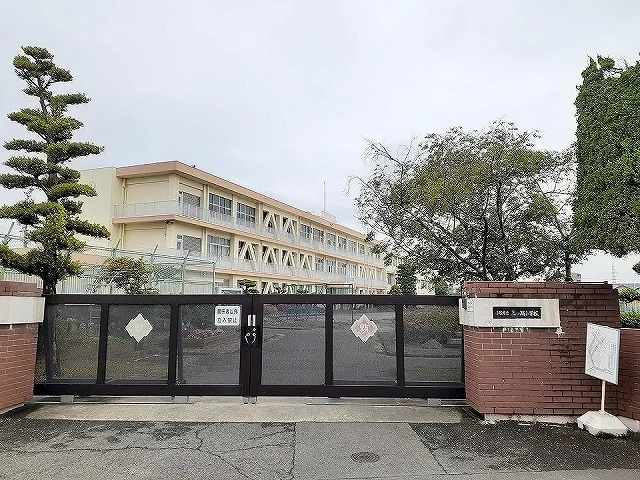 小牧市立　三ツ渕小学校まで1000m