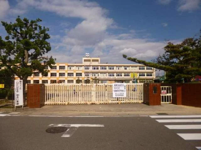 豊山町立　豊山小学校まで400m