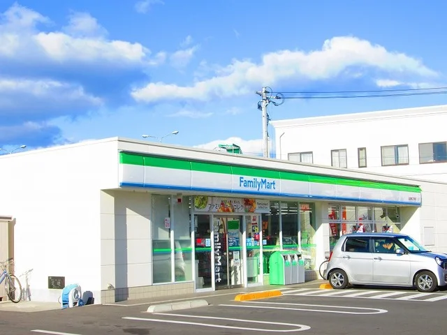 ファミリーマートまで160m