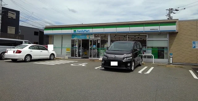 ファミリーマートまで1100m