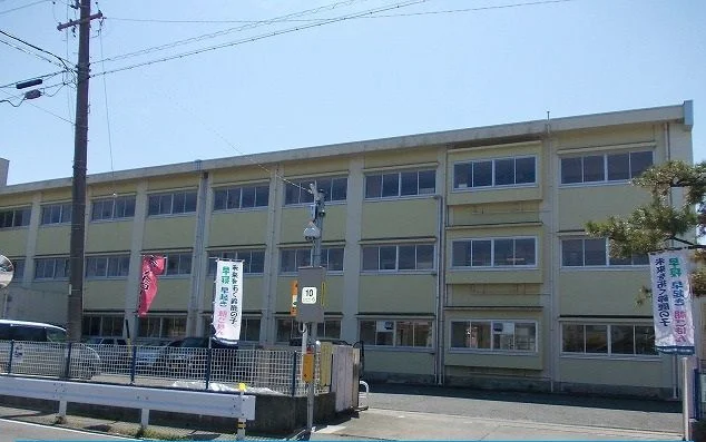 鈴鹿市立白子小学校まで700m