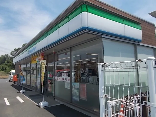ファミリーマート水戸双葉台店まで300m