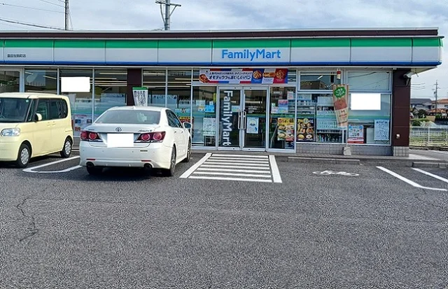 ファミリーマートまで850m