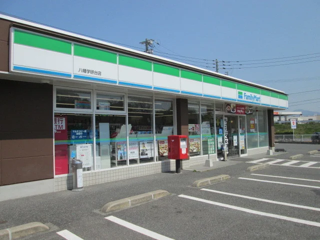 ファミリーマートまで700m