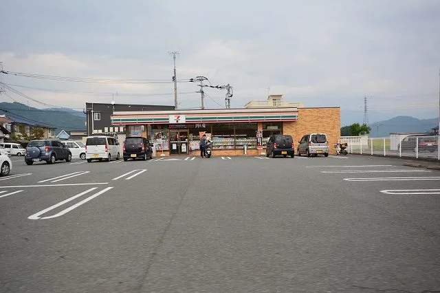 セブンイレブン福岡三輪依井店まで300m