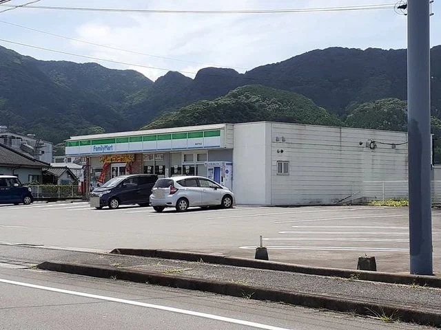 ファミリーマート姶良平松店まで1200m