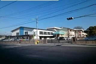 芳賀東小学校まで570m