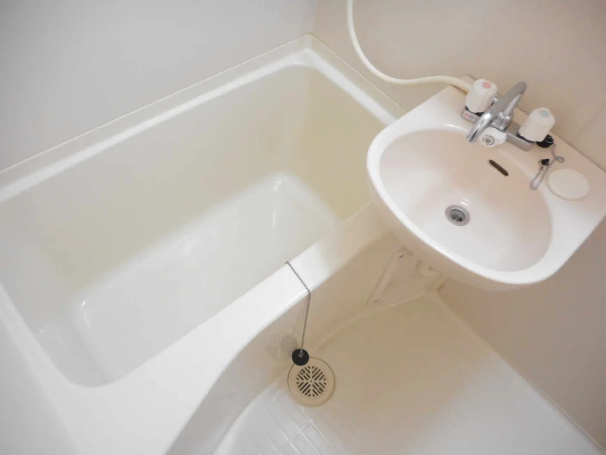 洗面台とユニット式のお風呂です