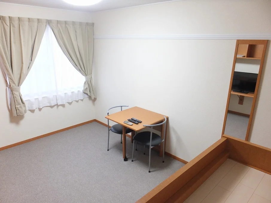 テーブルは折り畳み式です