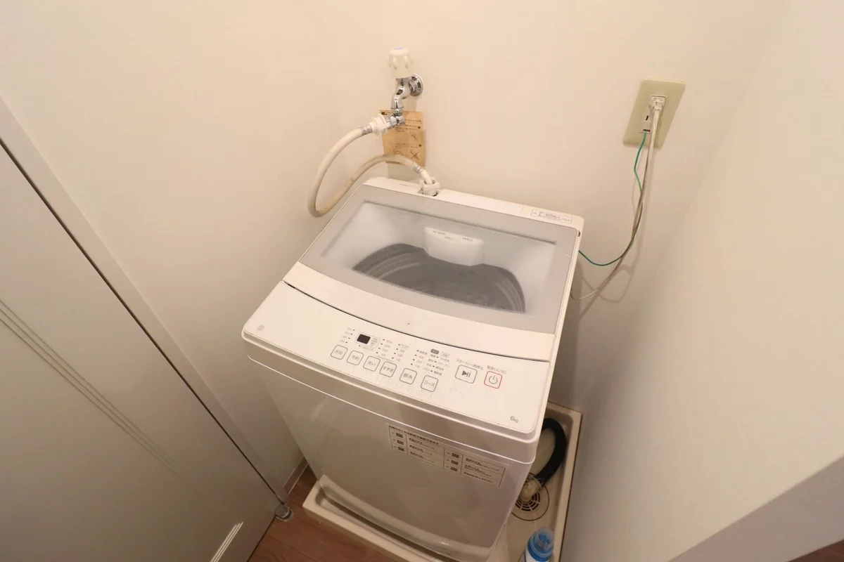 室内に完備された洗濯機は、コインランドリーへ足を運ぶ時間とコストをゼロにします。自分の好きなタイミングで洗濯ができるため、少ない着替えでの身軽な出張を可能にする『ミニマル・トラベルの必須エンジン』です。