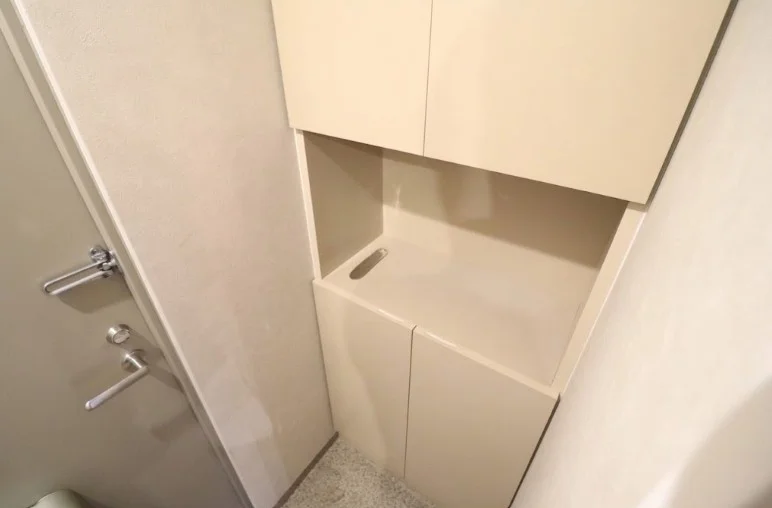 ビジネスシューズとプライベート用の靴を分けて収納できる十分な容量。玄関という『内と外の境界線』を常に綺麗に保つことで、部屋に入った瞬間に仕事モードからオフモードへ切り替わるスイッチの役割を果たします。