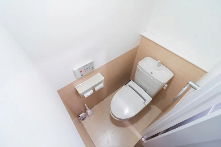 独立したトイレ空間は、清潔感が保たれやすいだけでなく、仕事の合間に思考を切り替える『マインドリセットの場』としても重要です。ユニットバス特有の湿気とは無縁の、ドライで快適な環境が確約されています。