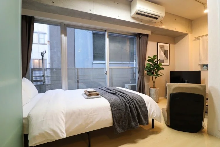 良質な睡眠は日中のパフォーマンスに直結します。204号室（角部屋）ならではの静寂性と、落ち着いたトーンでまとめられた寝具が、入眠の儀式をスムーズに導きます。PCから離れ、身を沈めた瞬間に深い眠りへと誘われる『極上のオアシス』がここにあります。