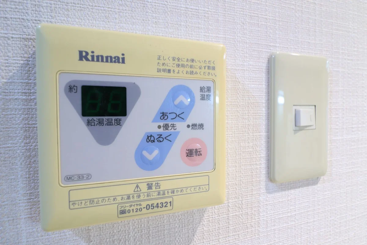 壁にすっきりと収まった給湯パネル。疲れて帰宅した夜でも、ボタン一つで直感的に温度調節ができるスマートな操作性が光ります。無駄な湯沸かしを防ぎ、エコで快適な現代のスマートライフを象徴する小さな巨人です。
