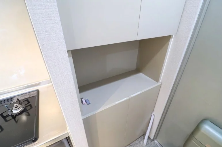 オンタイムのビジネスシューズから、週末のうどん巡り用スニーカーまで、十分な収納力を誇るシューズBOX。エントランスに靴が散乱しないことで、ドアを開けた瞬間に『整った美しい部屋』が出迎えてくれる、空間演出の立役者です。