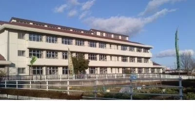御山小学校まで1300m