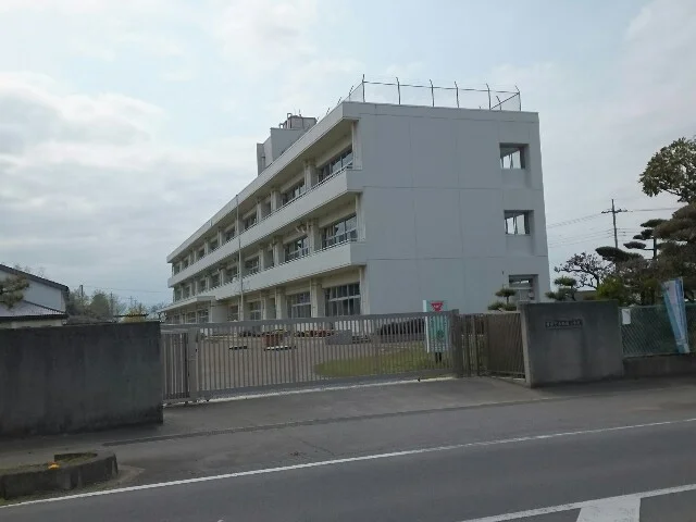 町立新屋小学校まで350m