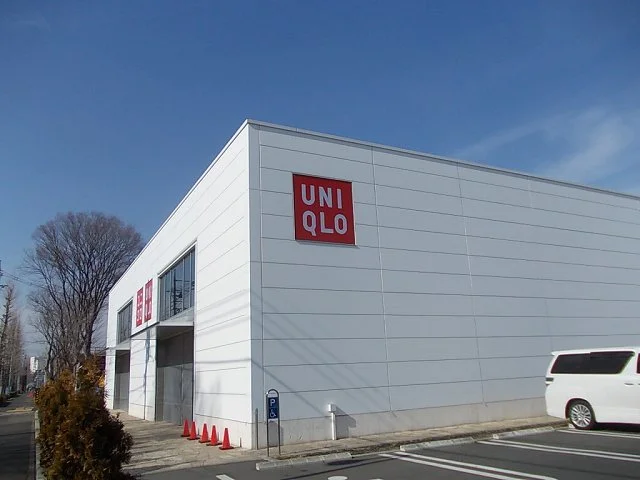 ユニクロまで1300m