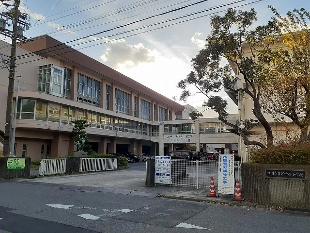 常滑西小学校まで1020m