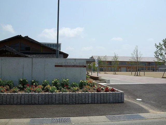 新湊南部中学校まで700m