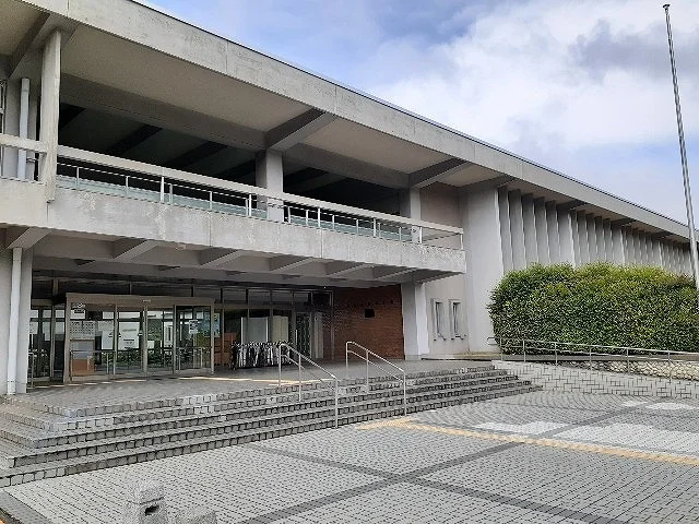 富山県立図書館まで950m