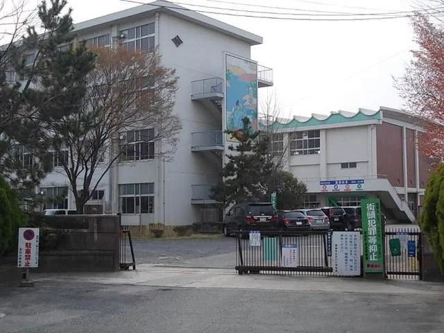玉川小学校まで1215m