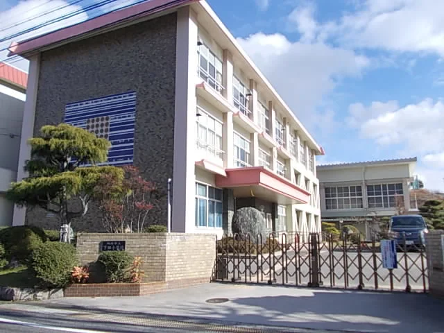 下田小学校まで561m