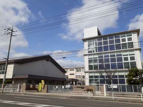 岡山市立西小学校まで1400m
