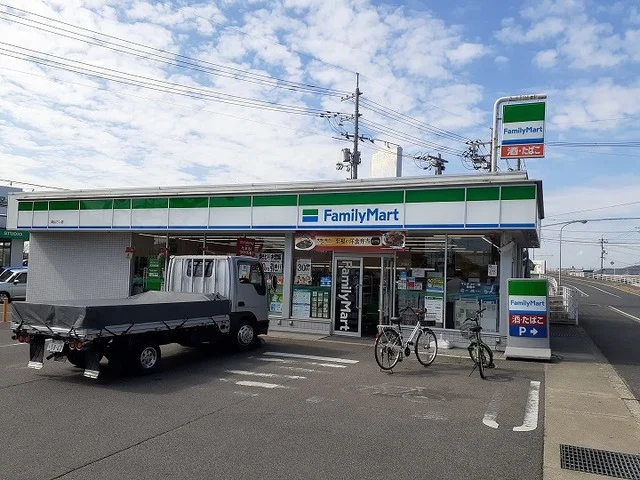 ファミリーマートさんまで650m