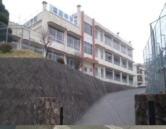 温品中学校まで2100m