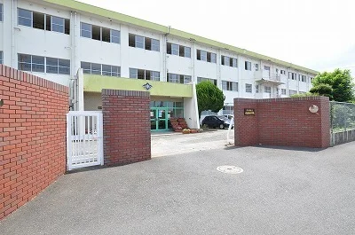 木屋瀬小学校まで1300m