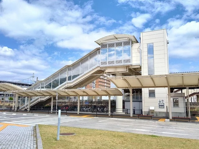 ＪＲ亀川駅（西側）まで1100m