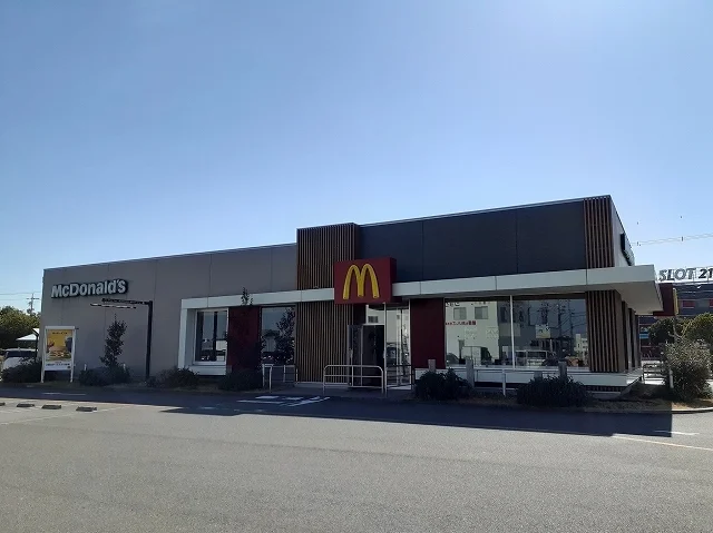 マクドナルド23号岸岡店まで2300m