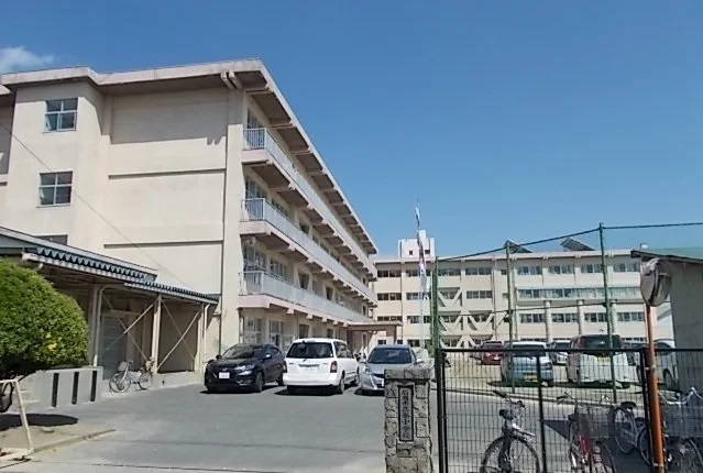 石巻市立釜小学校まで2100m