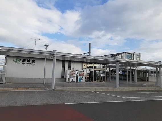 新地駅まで2100m