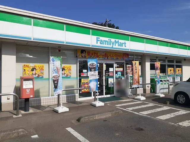 ファミリーマートまで843m
