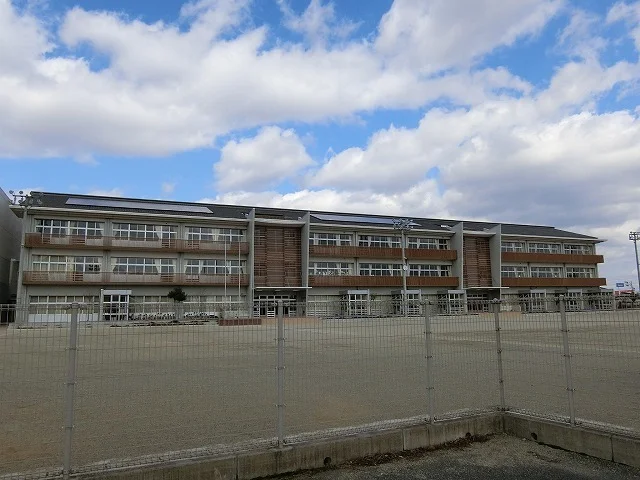 八幡小学校まで1300m