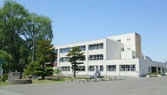 深川市立一已小学校まで1200m